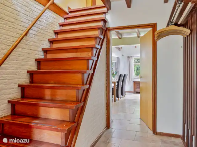Maison de vacances à Twente ♥ | Pays-Bas, Overijssel, Bornerbroek - maison de vacances Hall avec escalier menant à l’étage supérieur