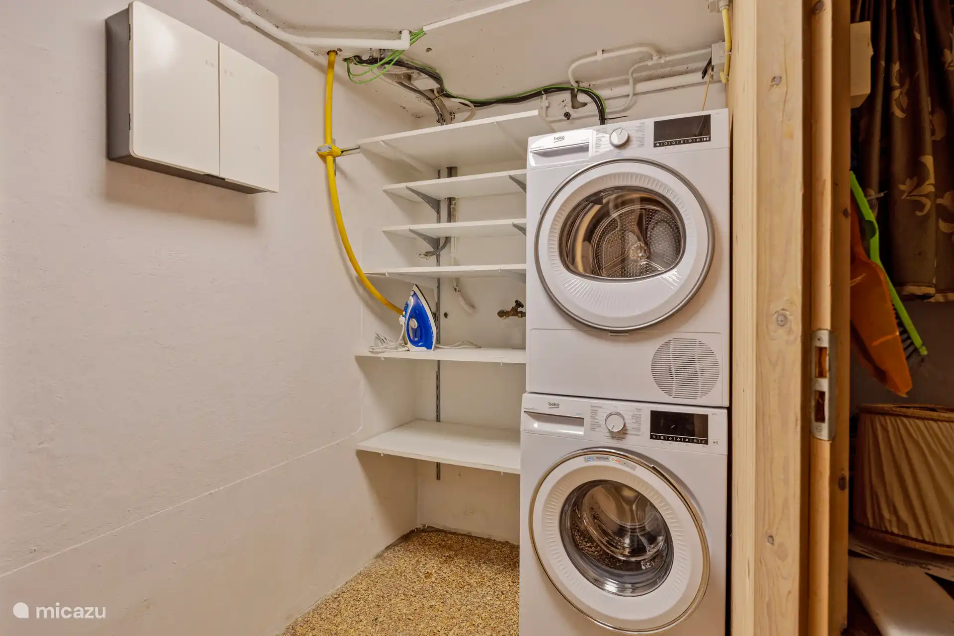 Kelder met wasmachine en droger.