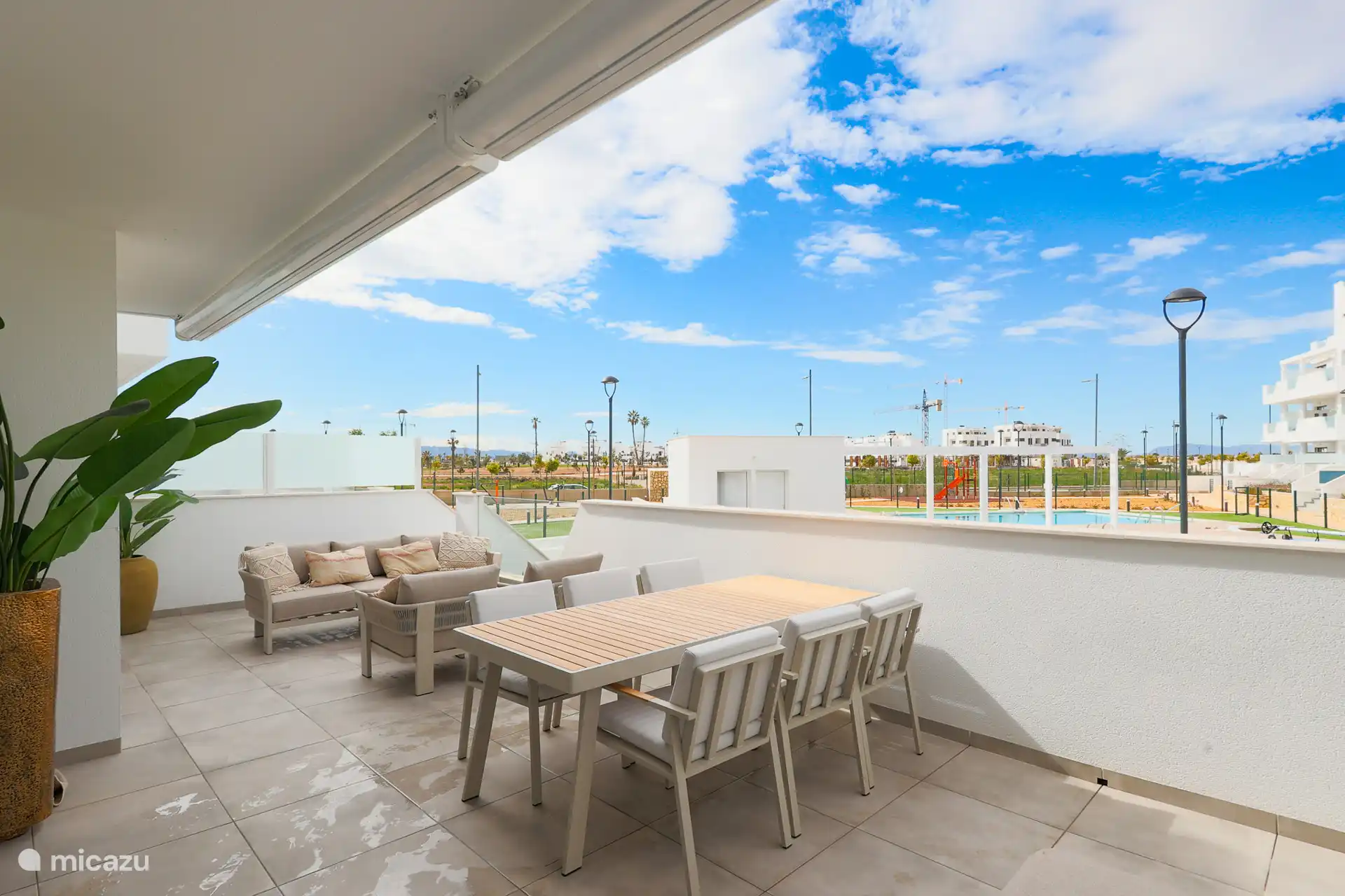 45m2 terrace with lounge set, spacious dining table and sunbeds