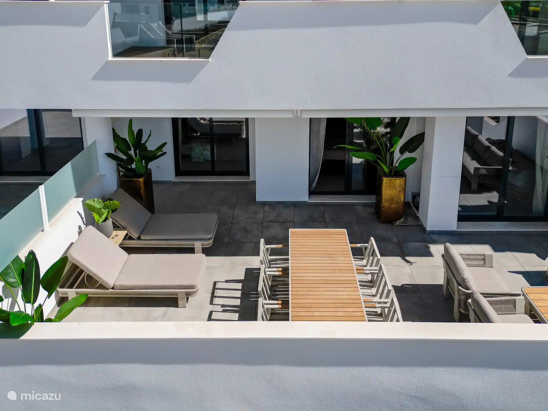Lovely terrace with electric blinds