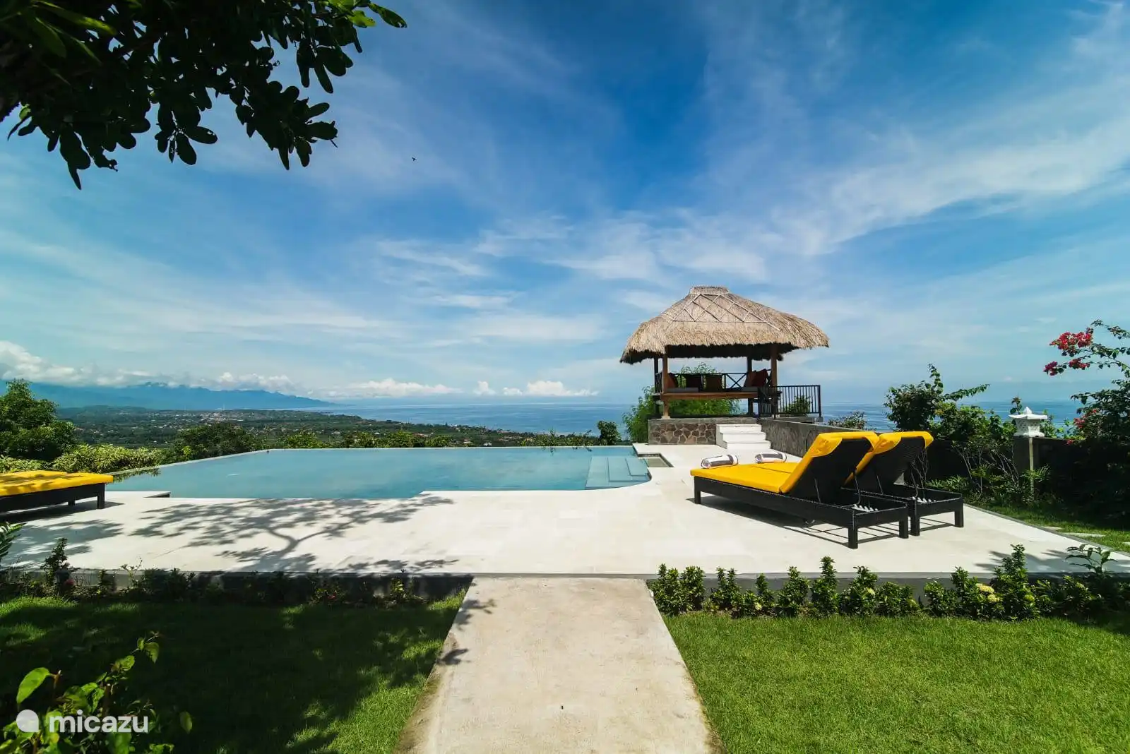 Schwimmbad mit schöner Aussicht