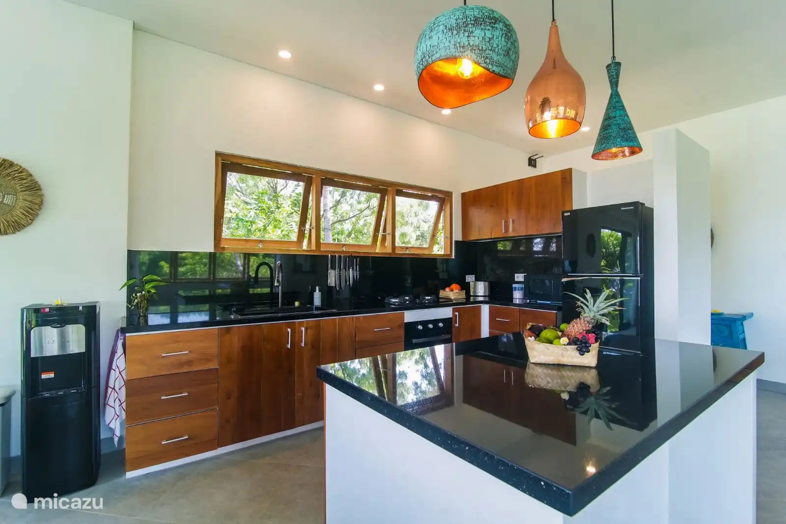 voll ausgestattete, moderne Küche