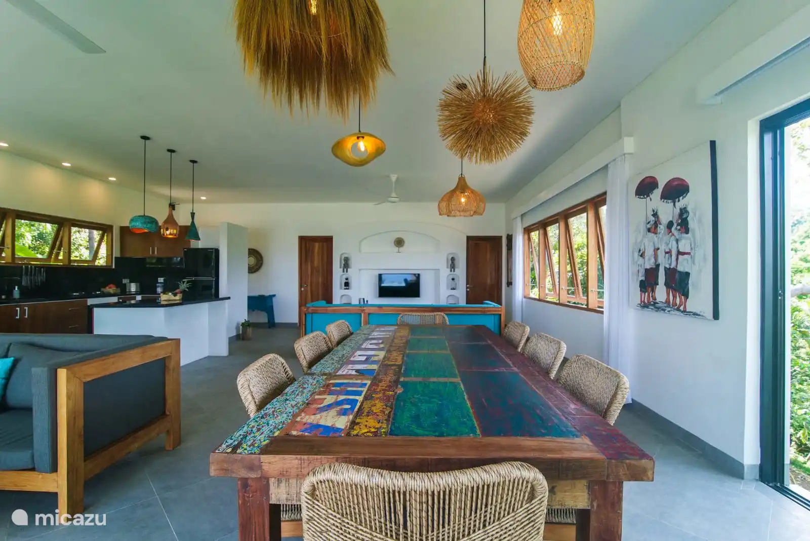 Esstisch und Wohnzimmer mit TV