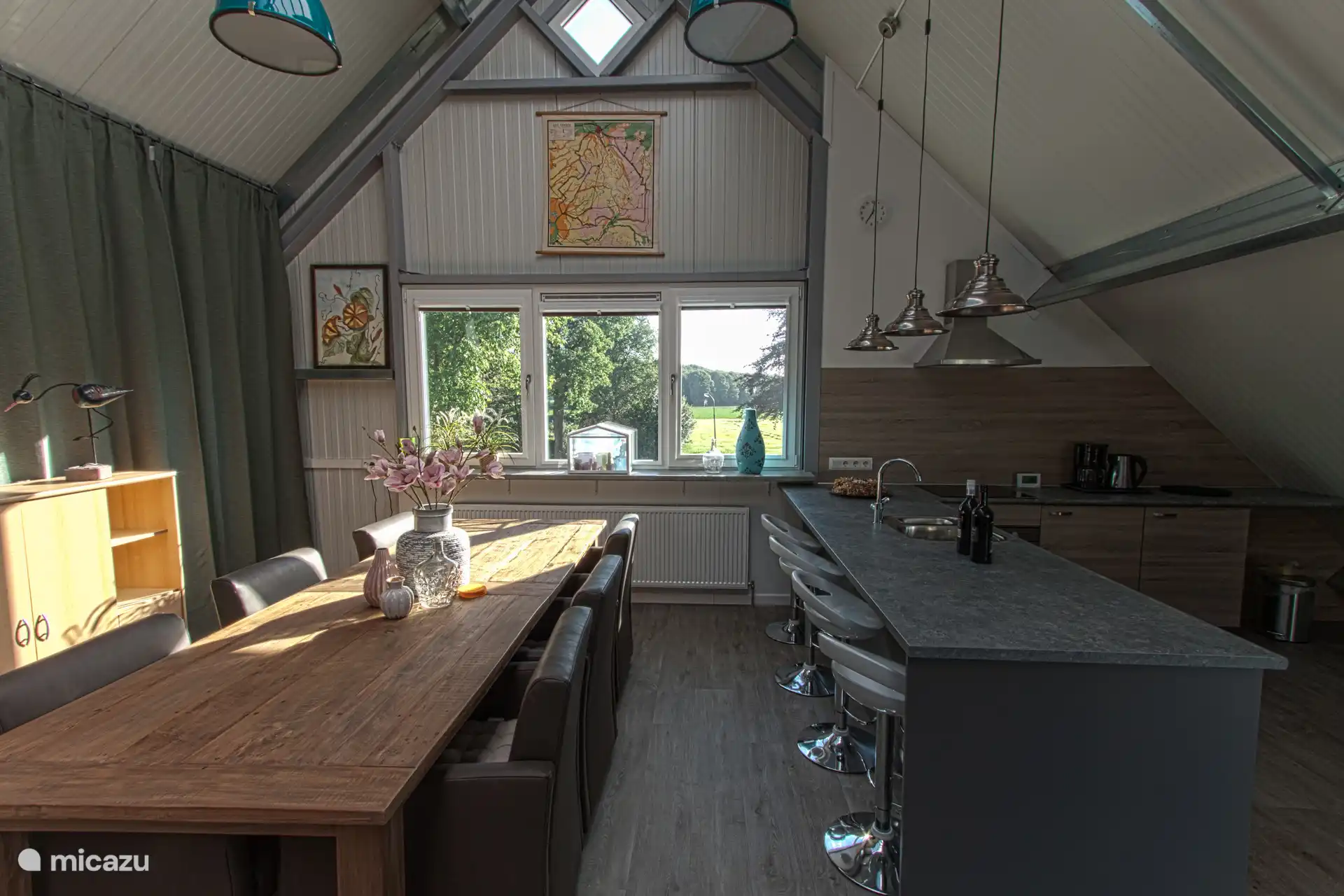 Dining area + kitchen 