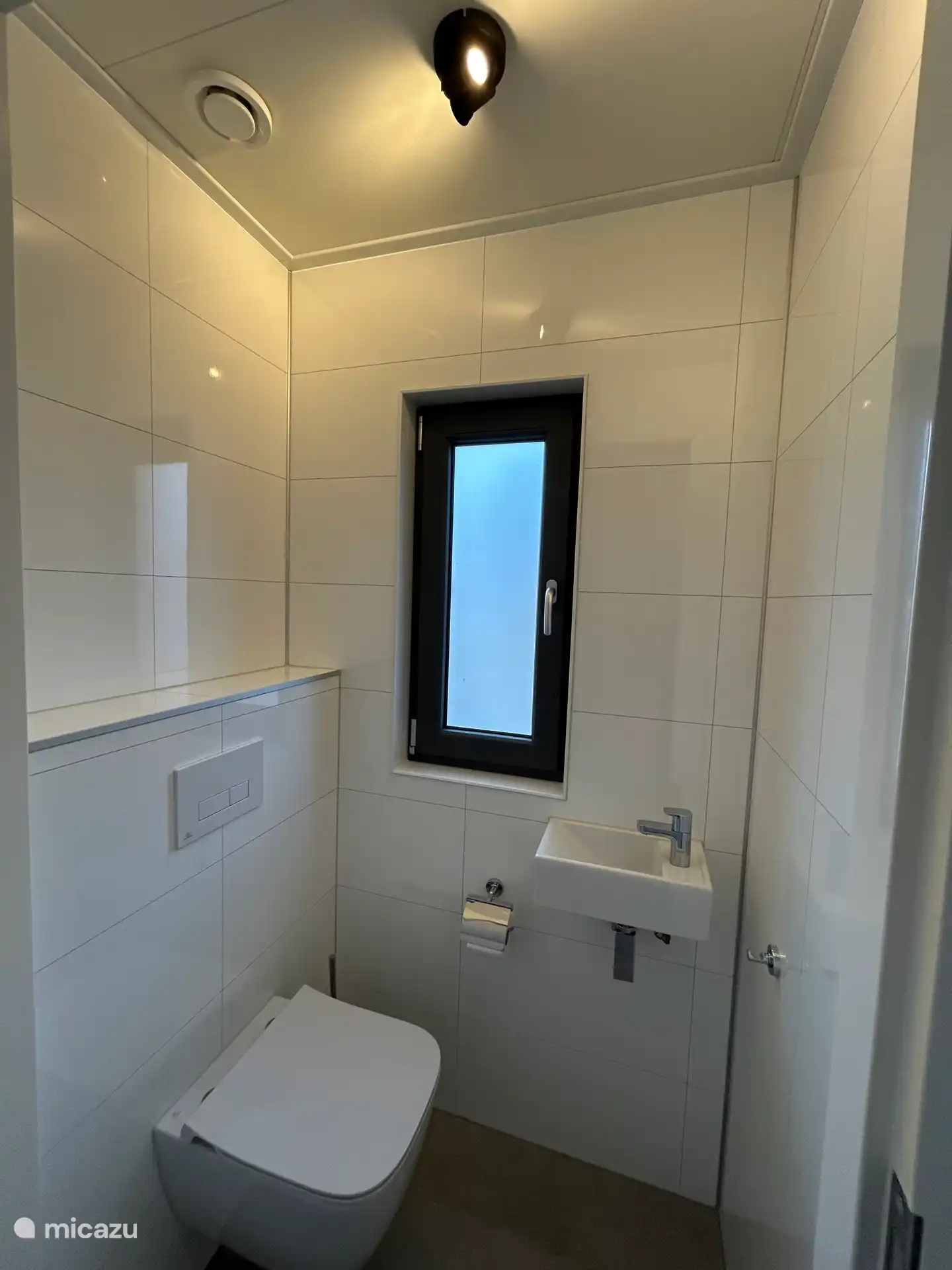 Toilettes séparées au rez-de-chaussée