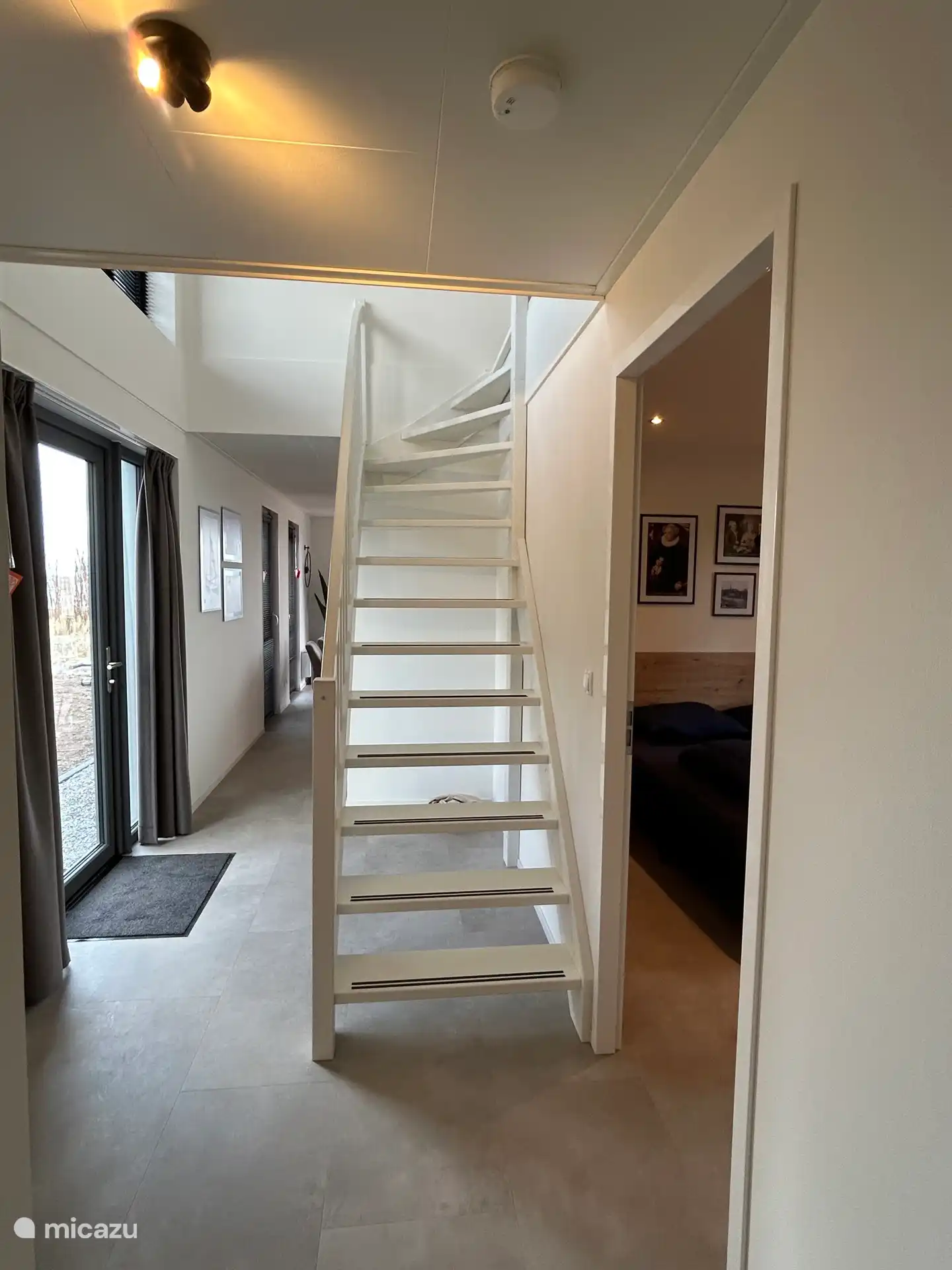 Entrée et escalier jusqu’au sommet