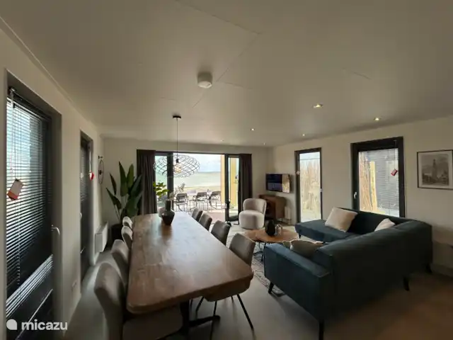 Villa de plage sur l’IJsselmeer 8 pers | Pays-Bas, Hollande du Nord, Enkhuizen - maison de vacances Table à manger et salon avec une vue magnifique sur l’IJsselmeer.