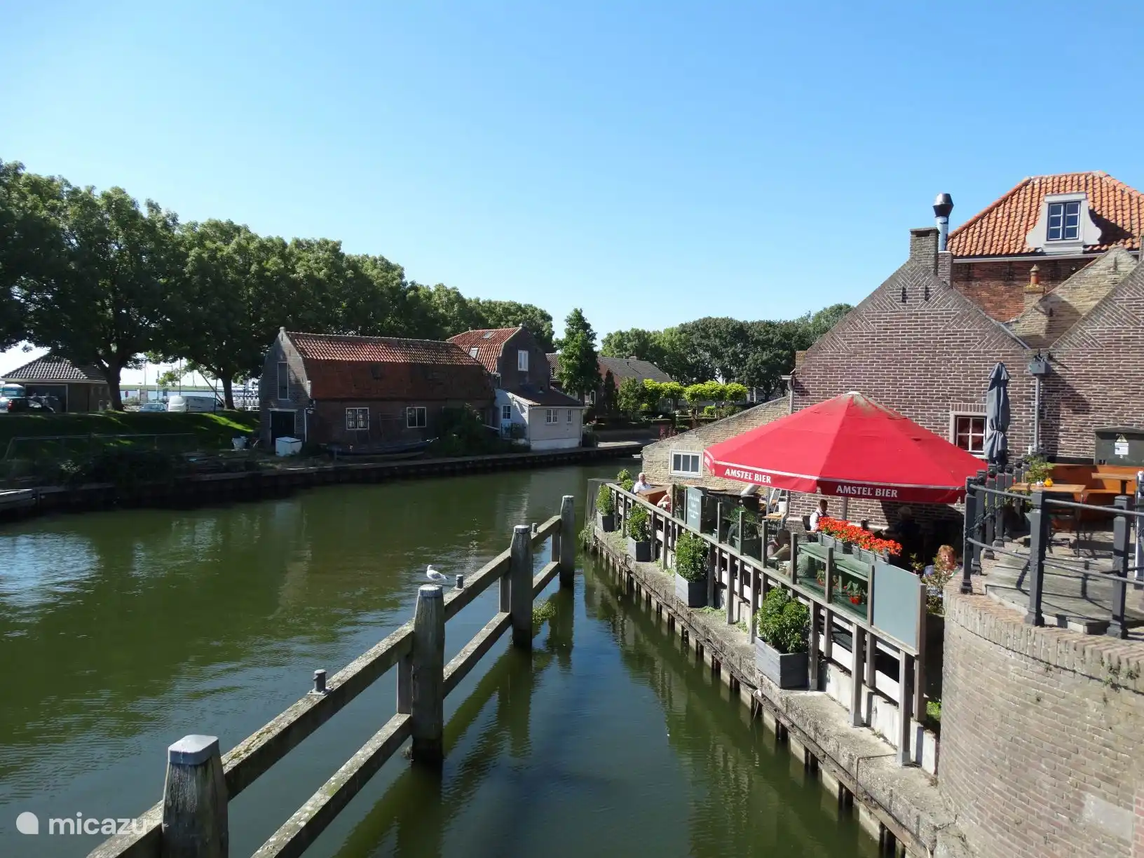 Terrasse dans le quartier historique d’Enkhuizen