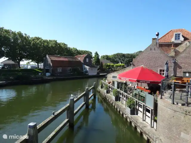 Villa de plage sur l’IJsselmeer 8 pers | Pays-Bas, Hollande du Nord, Enkhuizen - maison de vacances Terrasse dans le quartier historique d’Enkhuizen