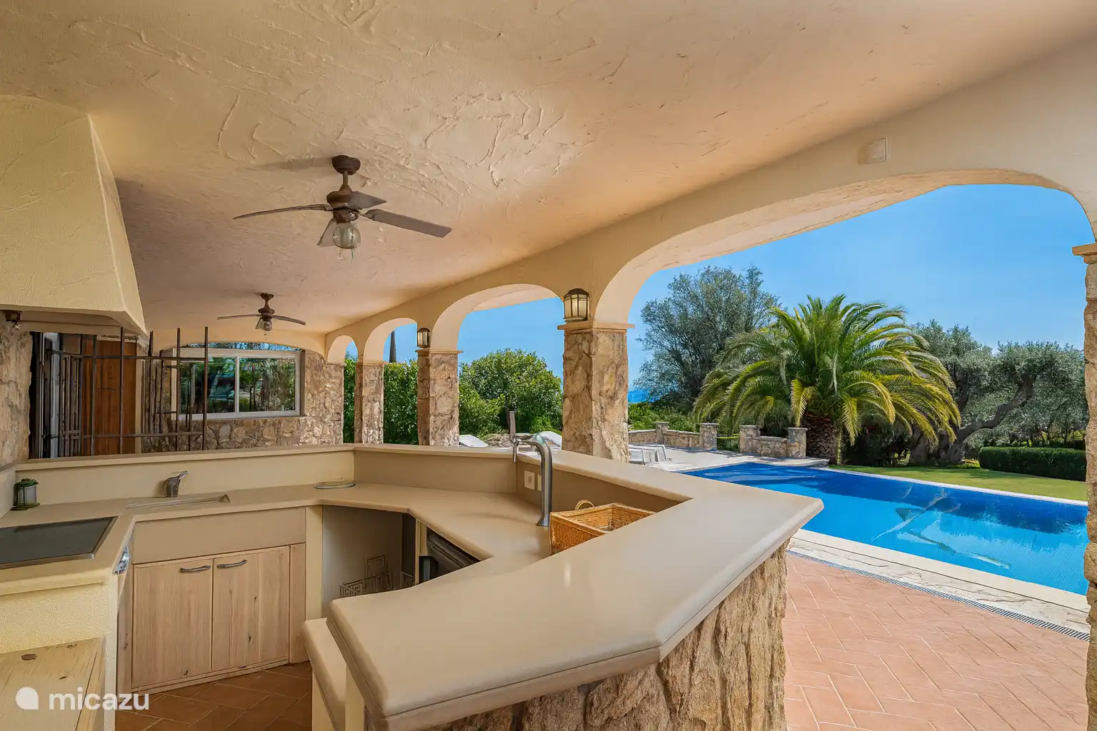 Outdoor-Bar mit Pool und Meerblick!