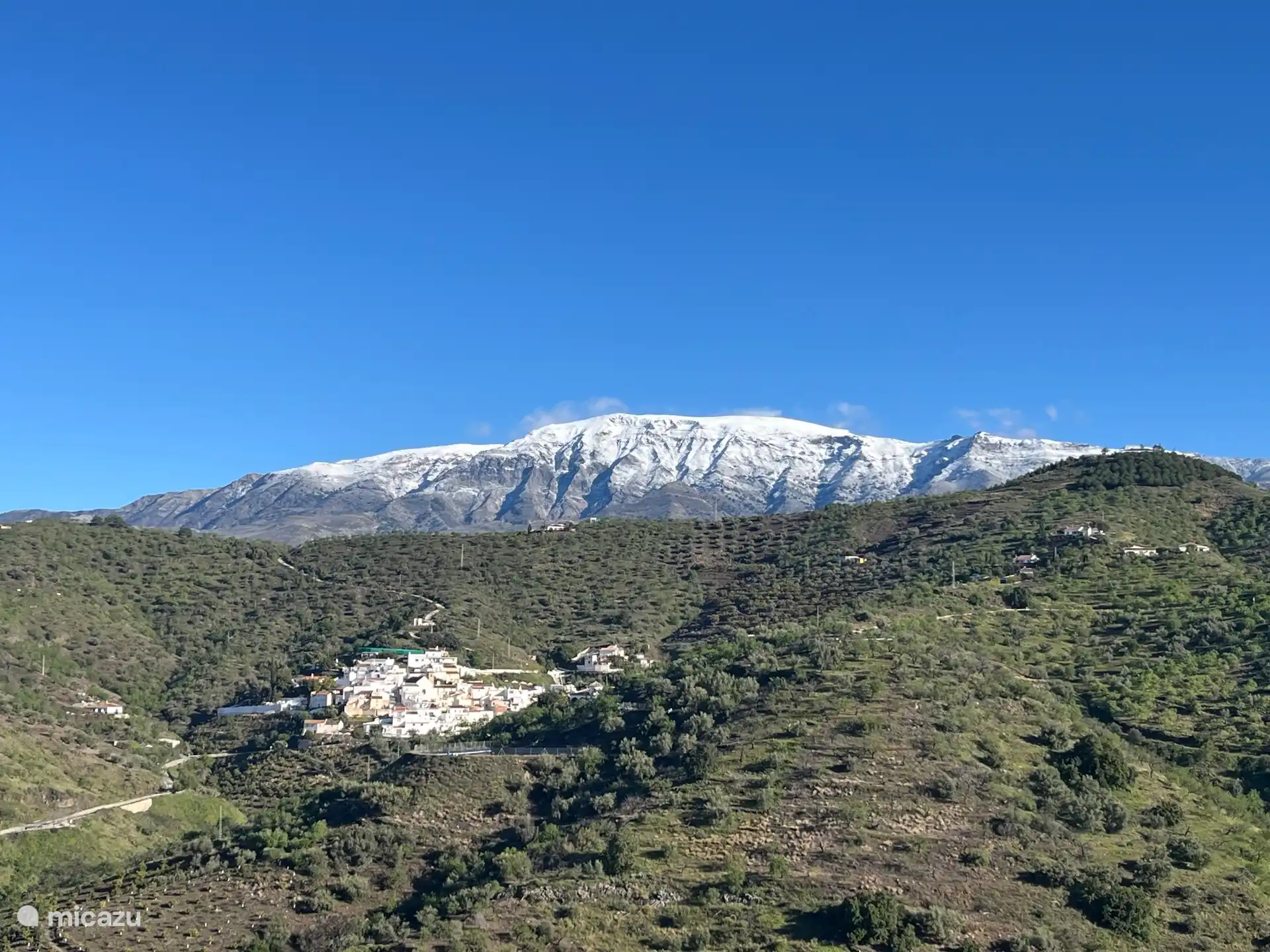 Blick auf das La Maroma hinter dem B&B im Winter