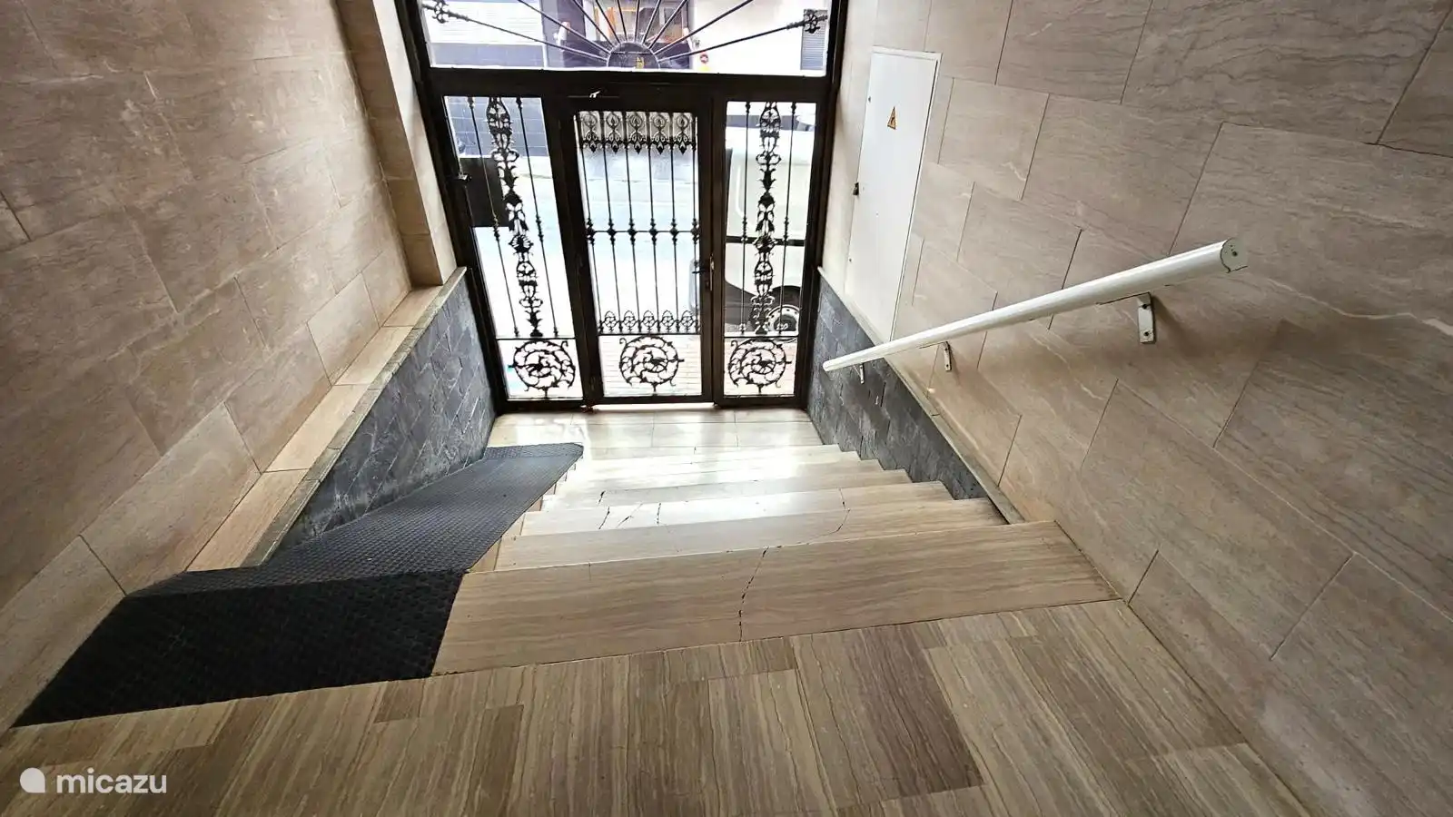 Ingang vanaf de straat appartement