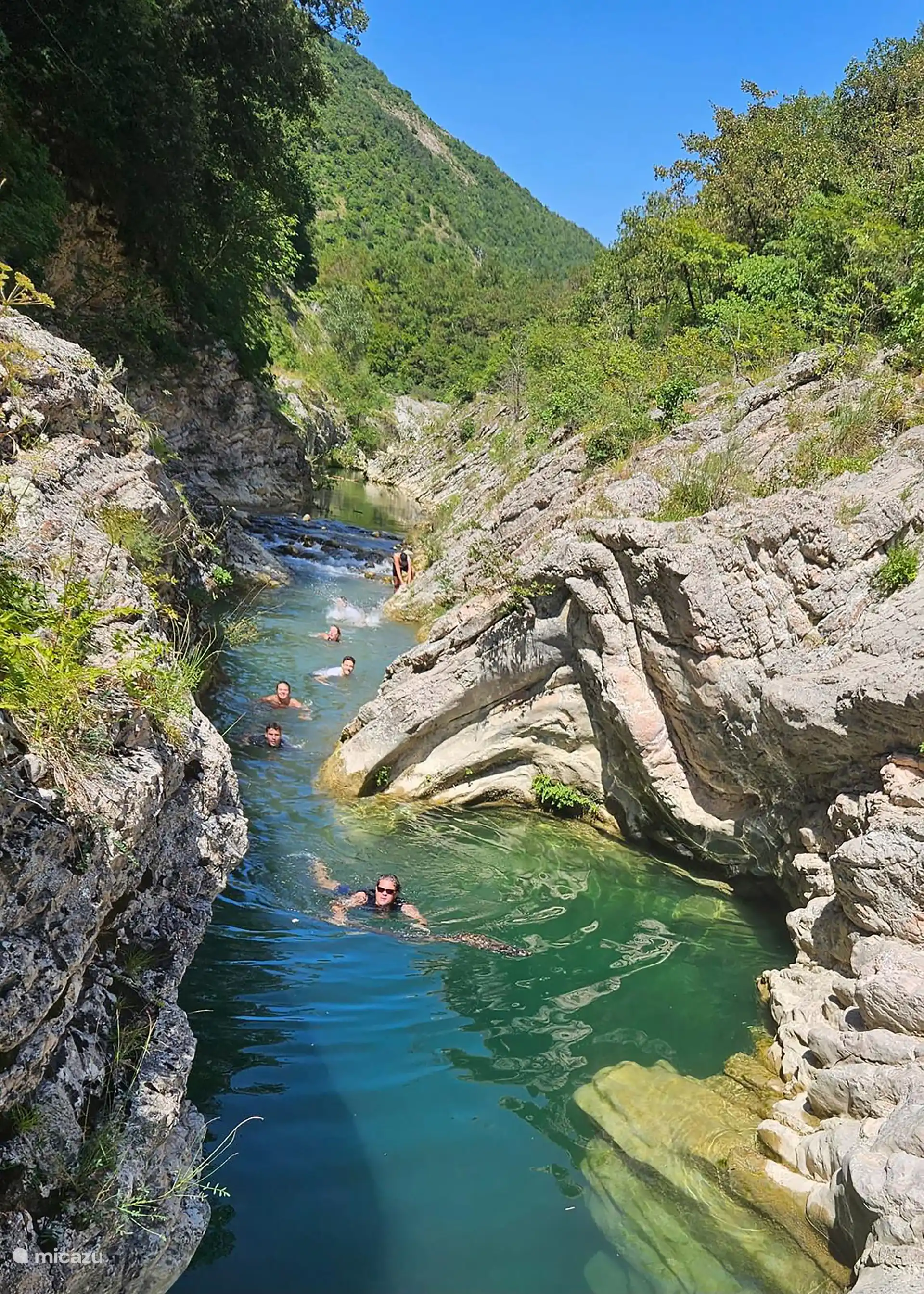 Nagez, faites de la randonnée et courez dans les piscines de Cagli