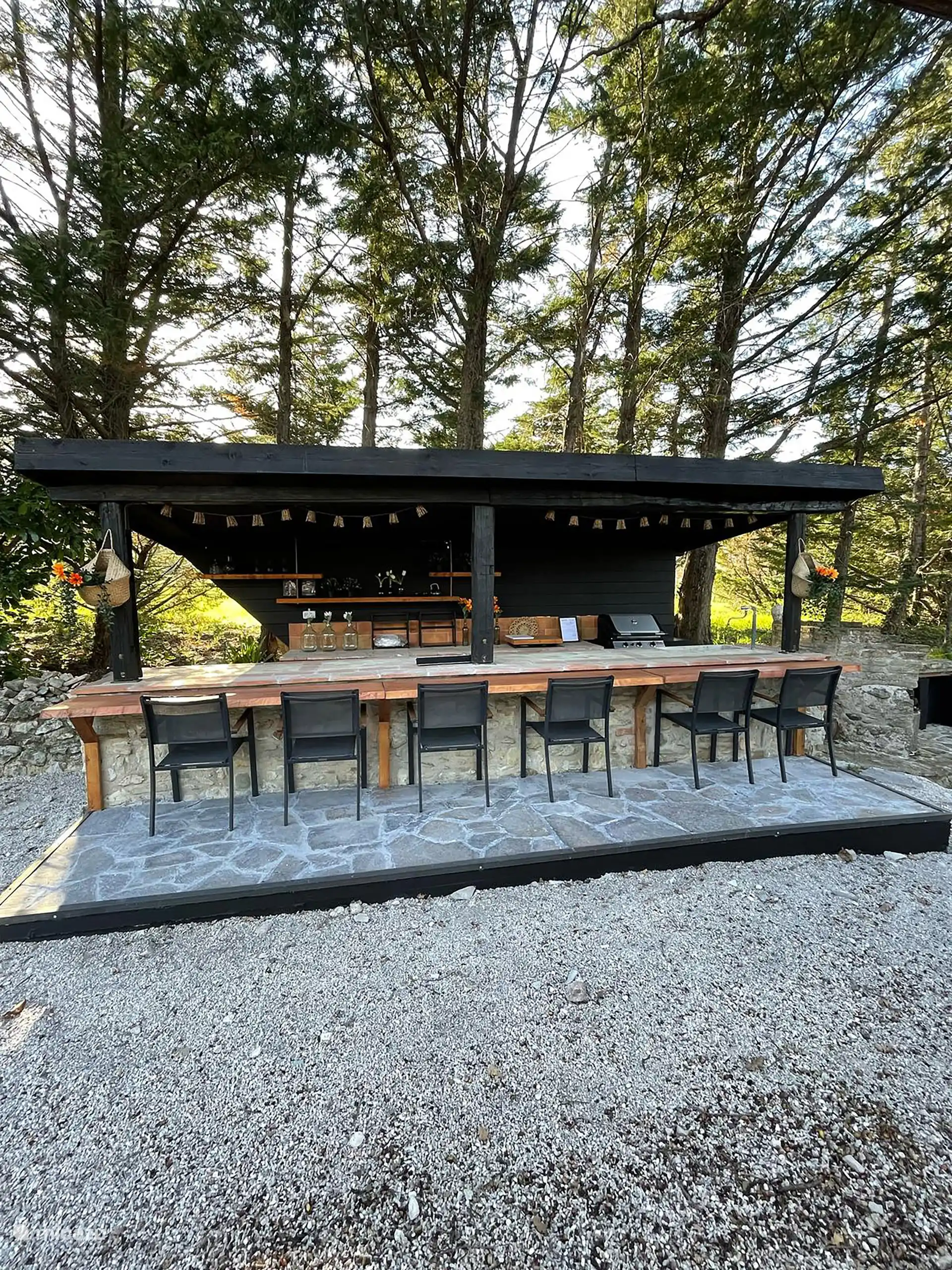 Cuisine extérieure au bord de la piscine