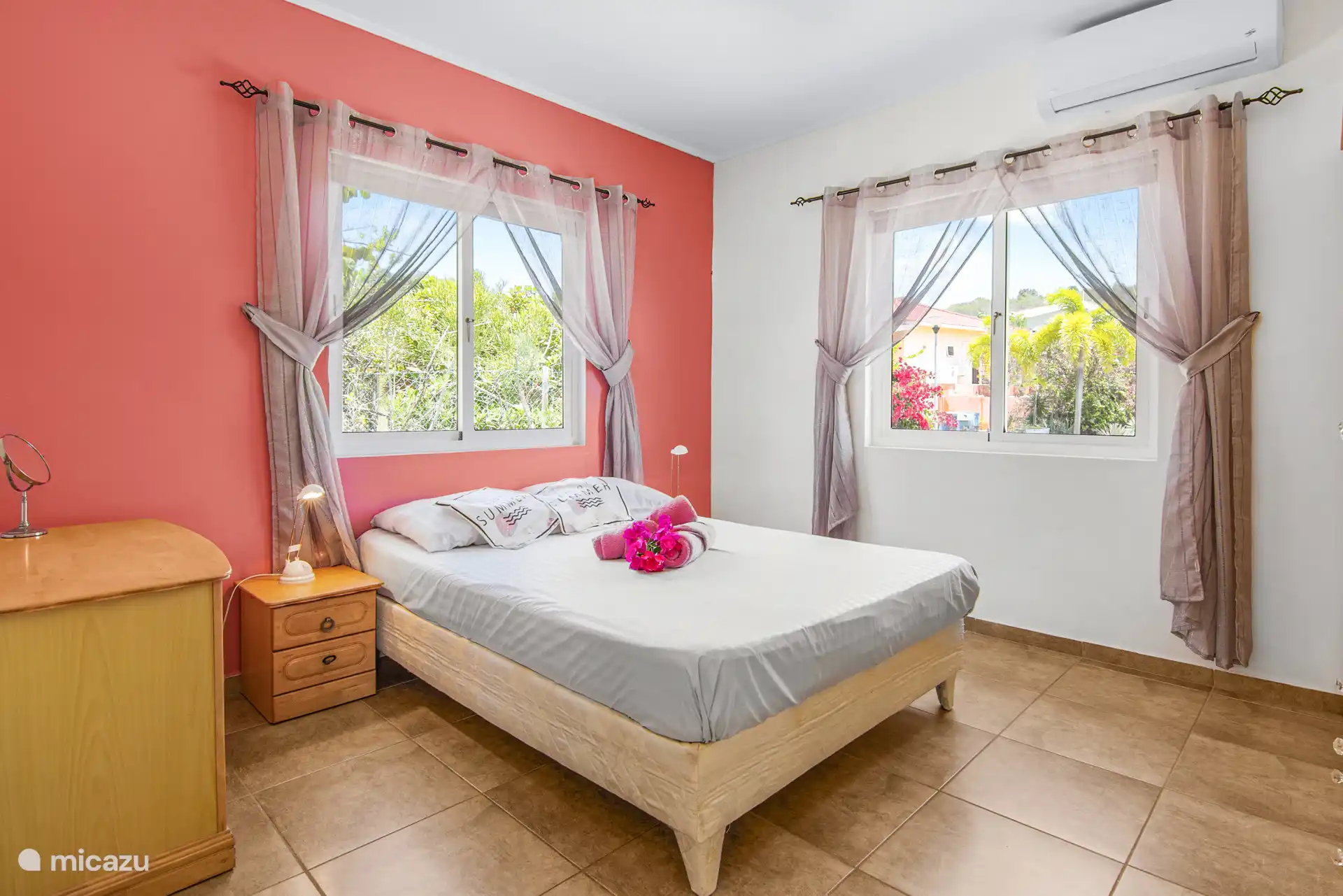 Chambre principale avec salle de bain électronique et climatisation