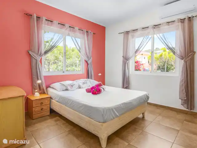 Villa Suribloem *Vista al mar y a la colina* en Curazao, Bandabou (oeste), Fontein - casa vacacional Dormitorio principal con baño en suite y aire acondicionado