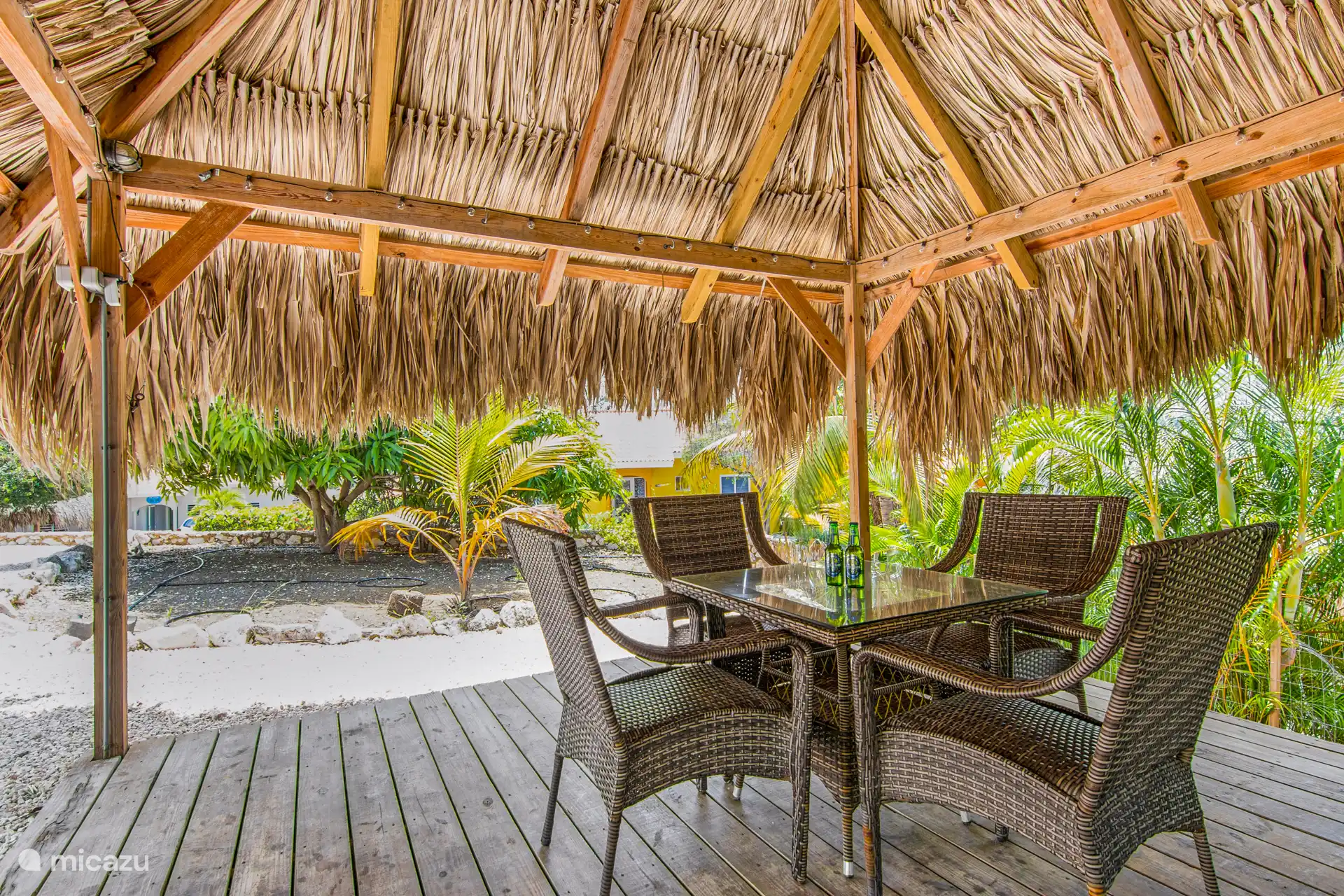 Installez-vous confortablement sous la grande palapa