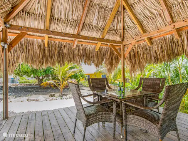 Villa Suribloem *Vista al mar y a la colina* en Curazao, Bandabou (oeste), Fontein - casa vacacional Siéntese cómodamente bajo la gran palapa