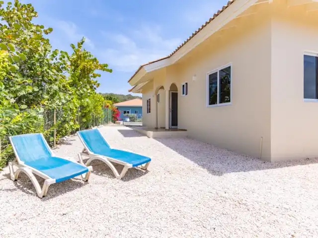 Villa Suribloem *Vista al mar y a la colina* en Curazao, Bandabou (oeste), Fontein - casa vacacional Parte trasera de la casa con mucha privacidad