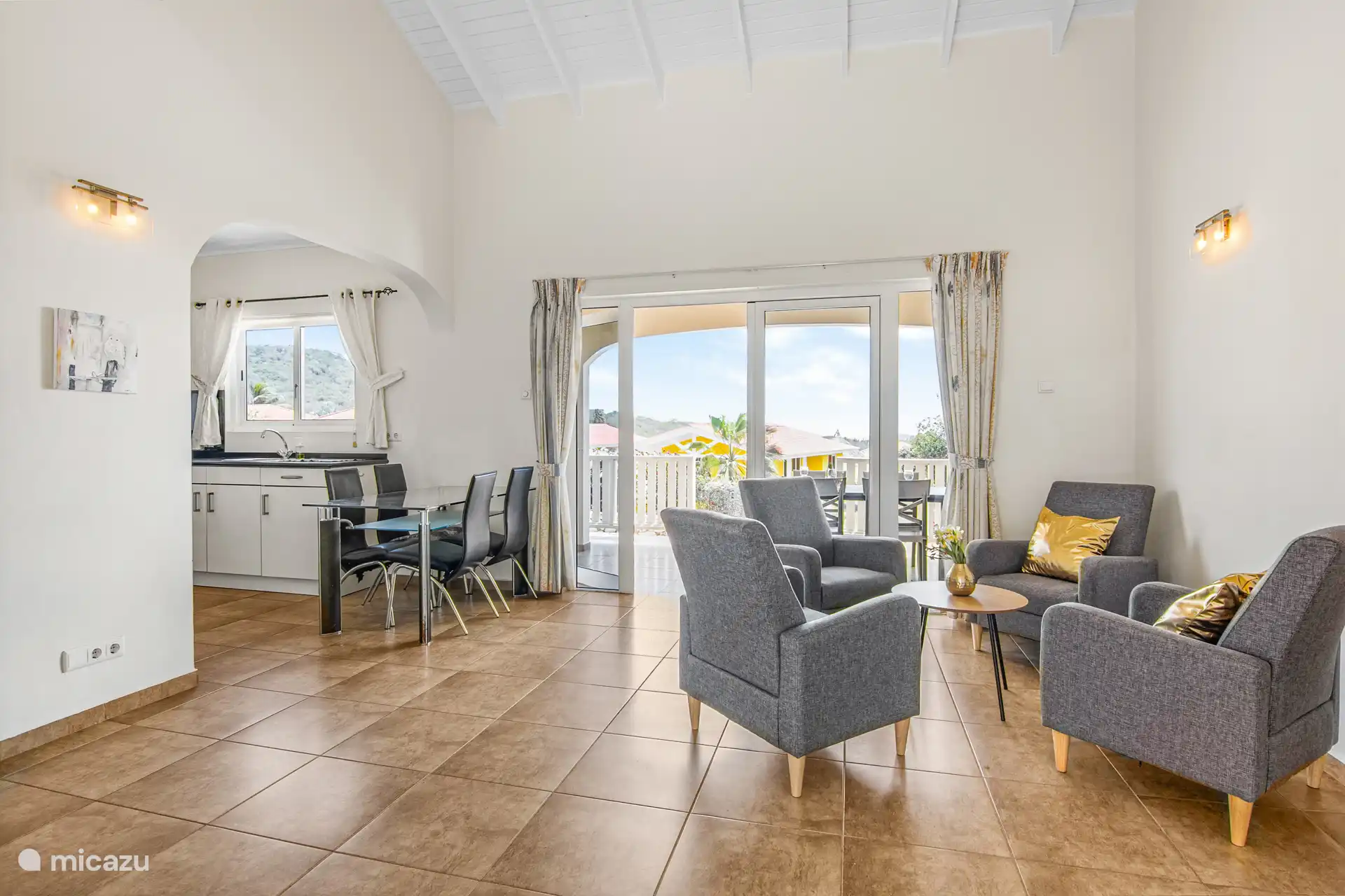 Salon spacieux avec un joli coin salon