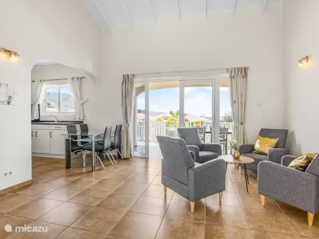 Villa Suribloem *Vista al mar y a la colina* en Curazao, Bandabou (oeste), Fontein - casa vacacional Amplia sala de estar con una hermosa sala de estar