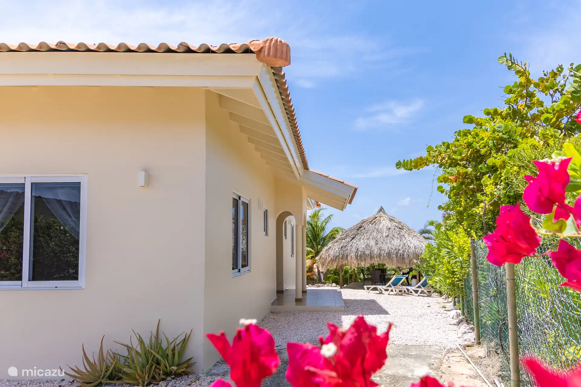 Villa latérale avec grand jardin et beaucoup de fleurs