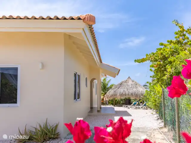 Villa Suribloem *Vista al mar y a la colina* en Curazao, Bandabou (oeste), Fontein - casa vacacional Villa lateral con gran jardín y muchas flores