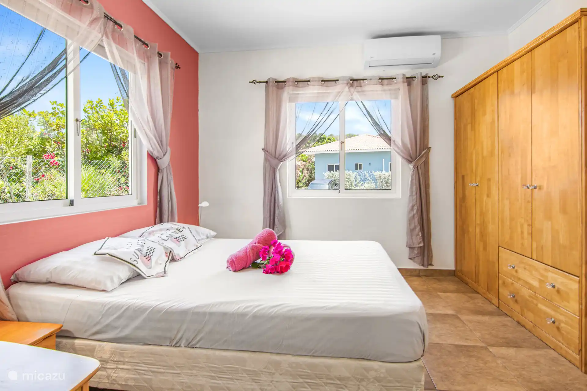 Chambre principale avec salle de bain attenante