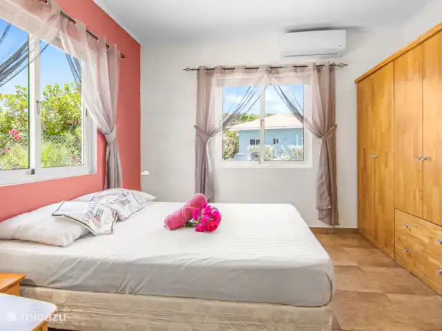 Villa Suribloem *Vista al mar y a la colina* en Curazao, Bandabou (oeste), Fontein - casa vacacional Dormitorio principal con baño en suite