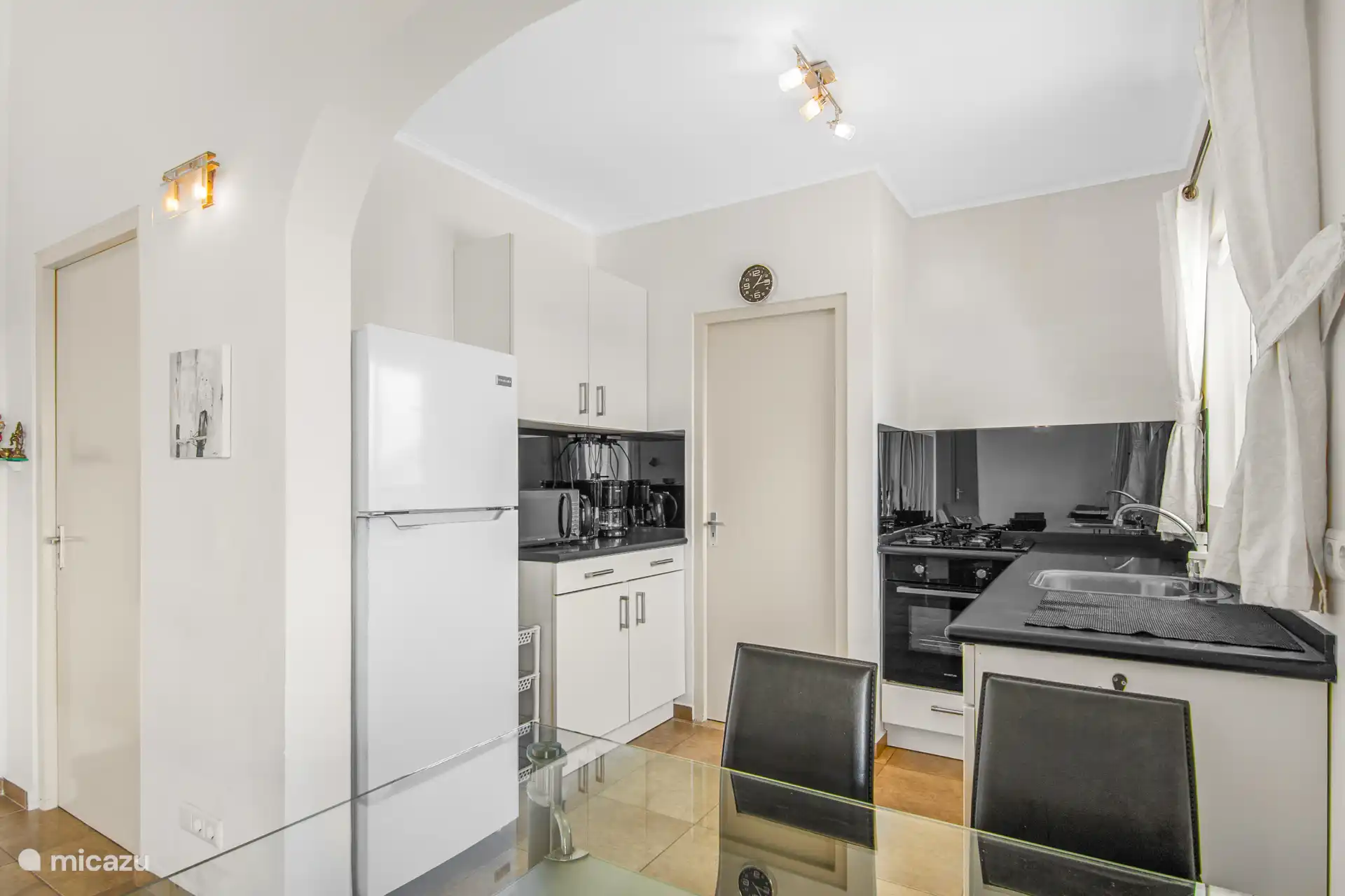 Cuisine ouverte soignée entièrement équipée