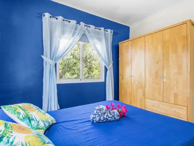 Villa Suribloem *Vista al mar y a la colina* en Curazao, Bandabou (oeste), Fontein - casa vacacional Dormitorio 2 con amplios armarios empotrados