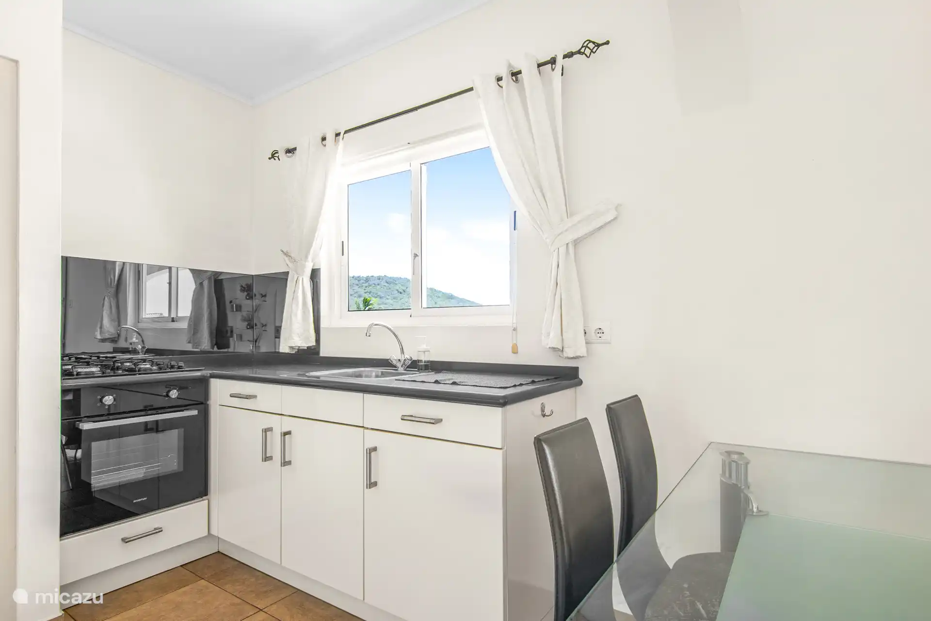 cuisine ouverte avec cuisinière à gaz et grand four