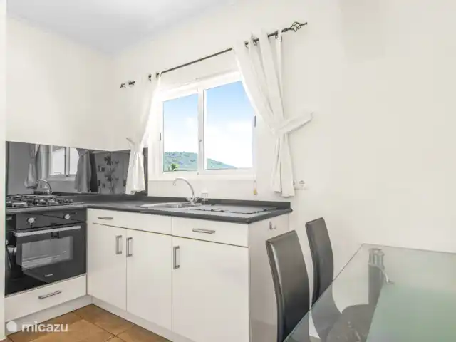 Villa Suribloem *Vista al mar y a la colina* en Curazao, Bandabou (oeste), Fontein - casa vacacional Cocina abierta con estufa de gas y horno grande