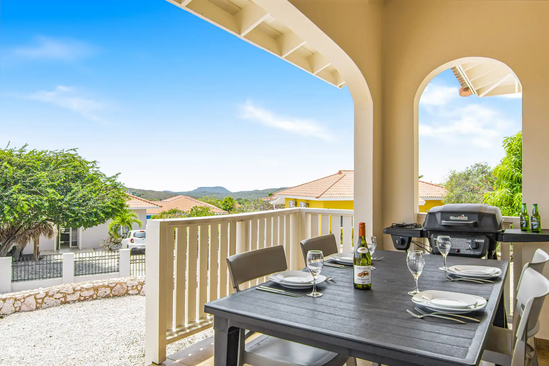 Vue depuis le porche et salle à manger et barbecue