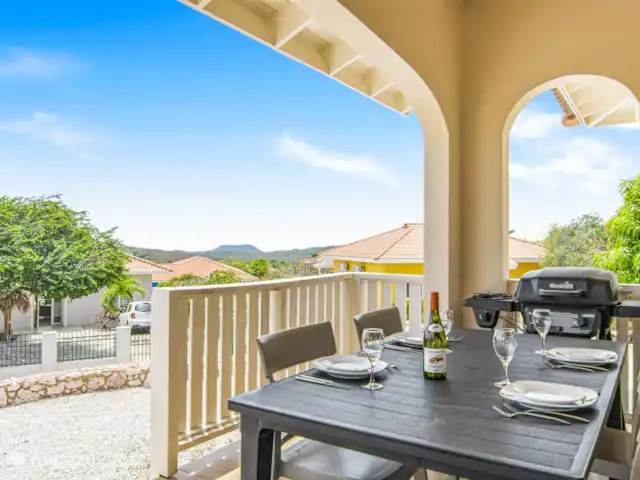 Villa Suribloem *Vista al mar y a la colina* en Curazao, Bandabou (oeste), Fontein - casa vacacional Vista desde el porche y el comedor y la barbacoa