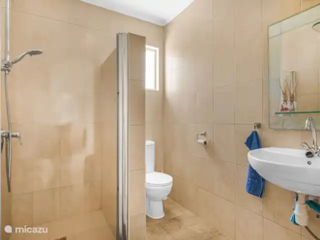 Villa Suribloem *Vista al mar y a la colina* en Curazao, Bandabou (oeste), Fontein - casa vacacional Baño ordenado con ducha a ras de suelo