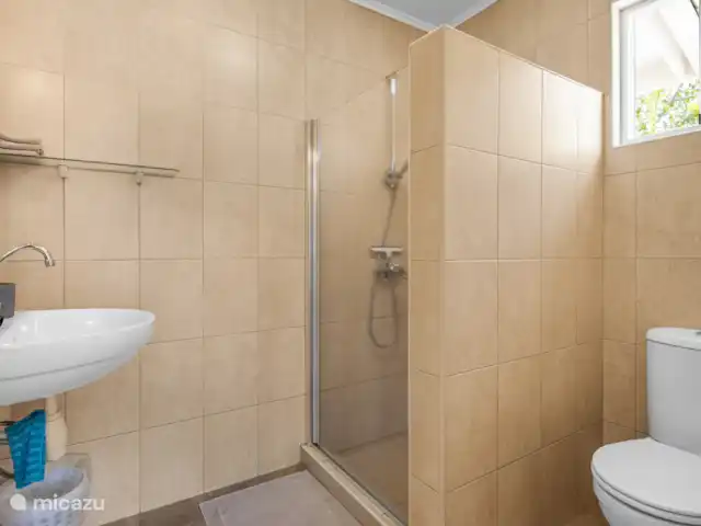 Villa Suribloem *Vista al mar y a la colina* en Curazao, Bandabou (oeste), Fontein - casa vacacional Baño 2 con ducha a ras de suelo