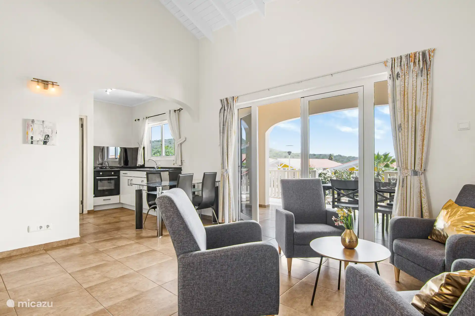 Salon spacieux et confortable avec cuisine ouverte