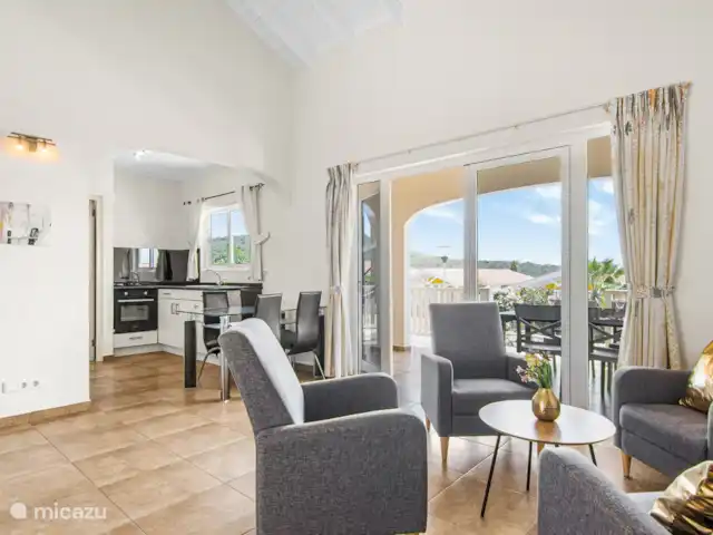 Villa Suribloem *Vista al mar y a la colina* en Curazao, Bandabou (oeste), Fontein - casa vacacional Acogedora y espaciosa sala de estar con cocina abierta