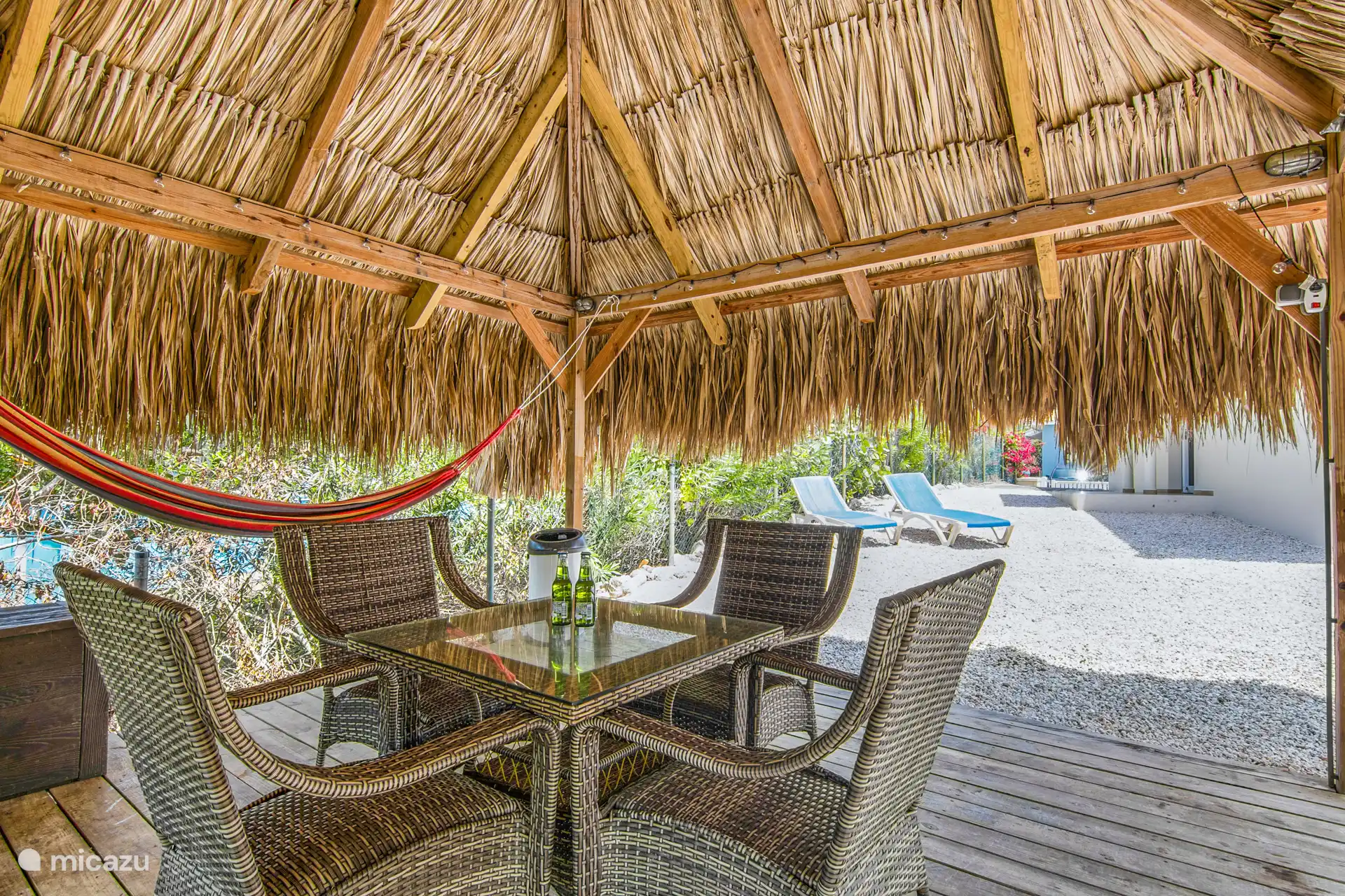 Il y a aussi un hamac dans la palapa !