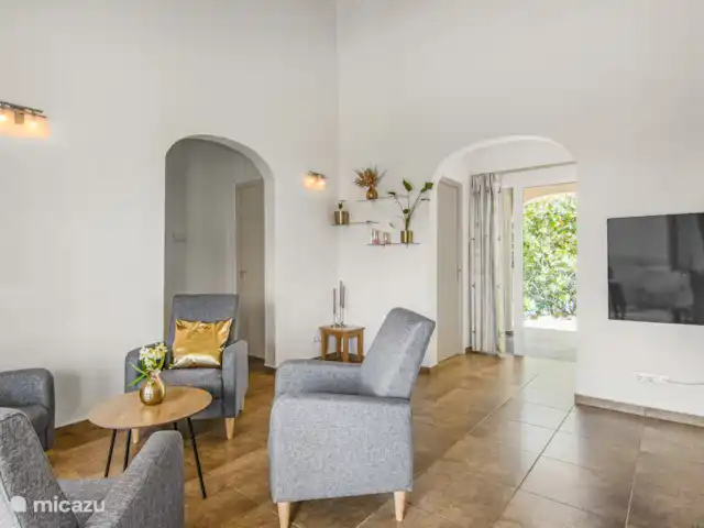 Villa Suribloem *Vista al mar y a la colina* en Curazao, Bandabou (oeste), Fontein - casa vacacional Sala de estar con gran televisor inteligente