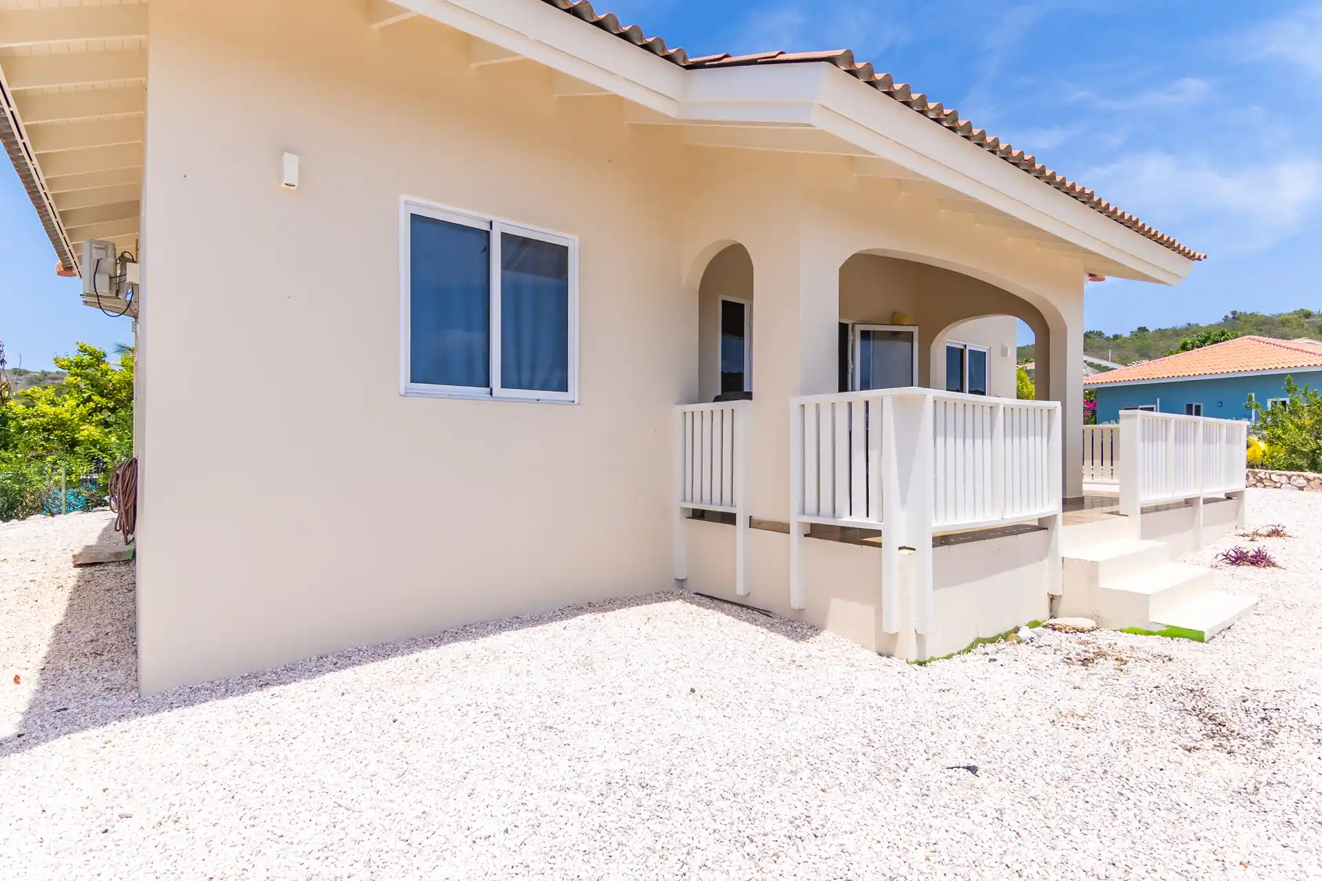 Vue de face de l’entrée Villa Suribloem