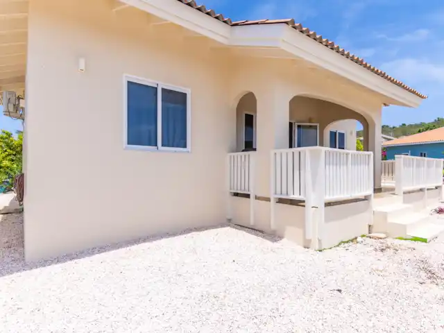 Villa Suribloem *Vista al mar y a la colina* en Curazao, Bandabou (oeste), Fontein - casa vacacional Vista frontal de la entrada Villa Suribloem