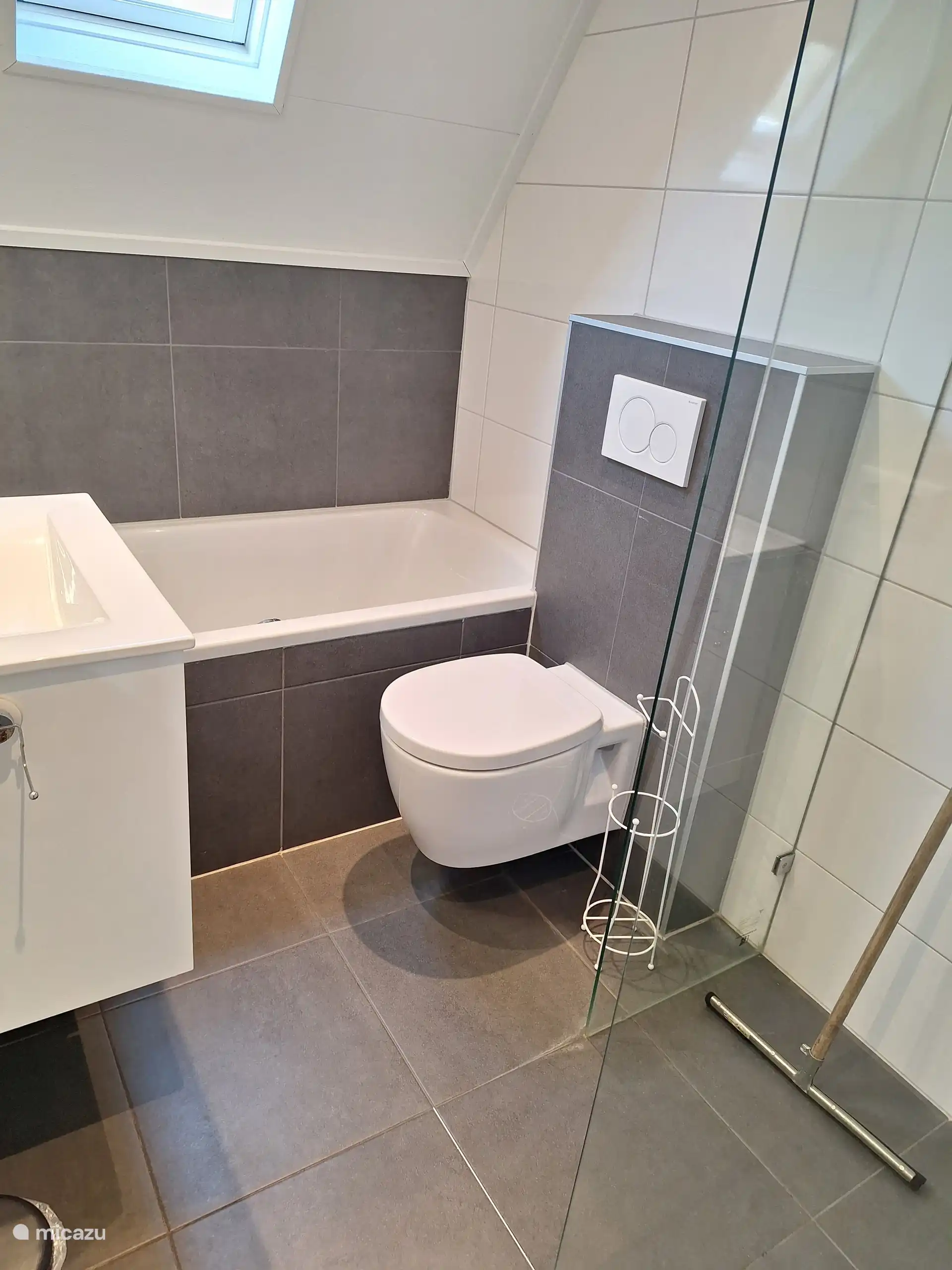 Salle de bain avec WC