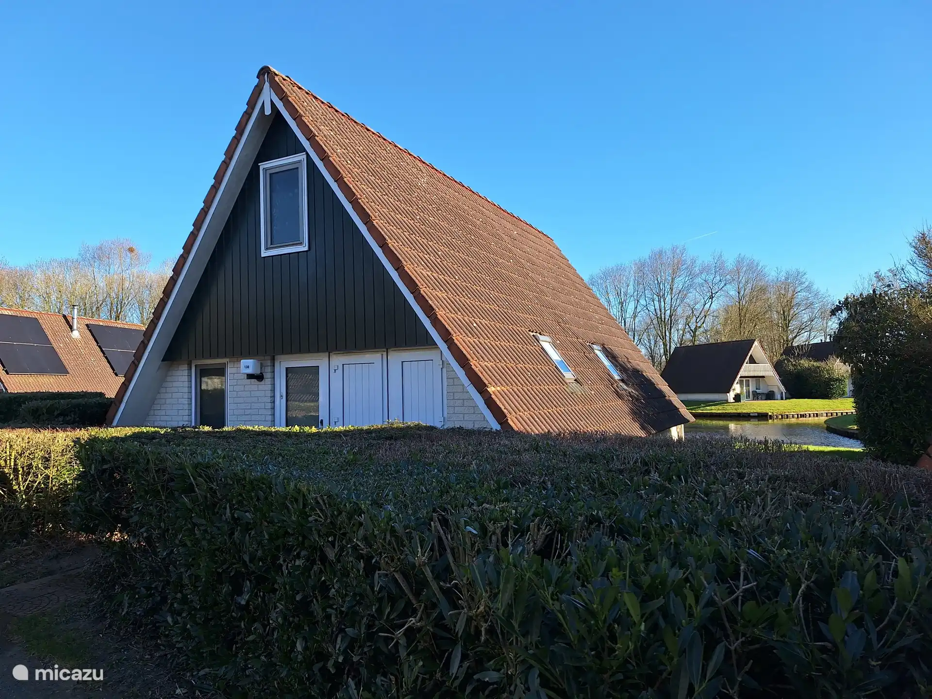 A l’avant il est court sur un rond-point goudronné où seules les 6 maisons adjacentes arrivent.
Déchargez donc vos bagages près de la porte.