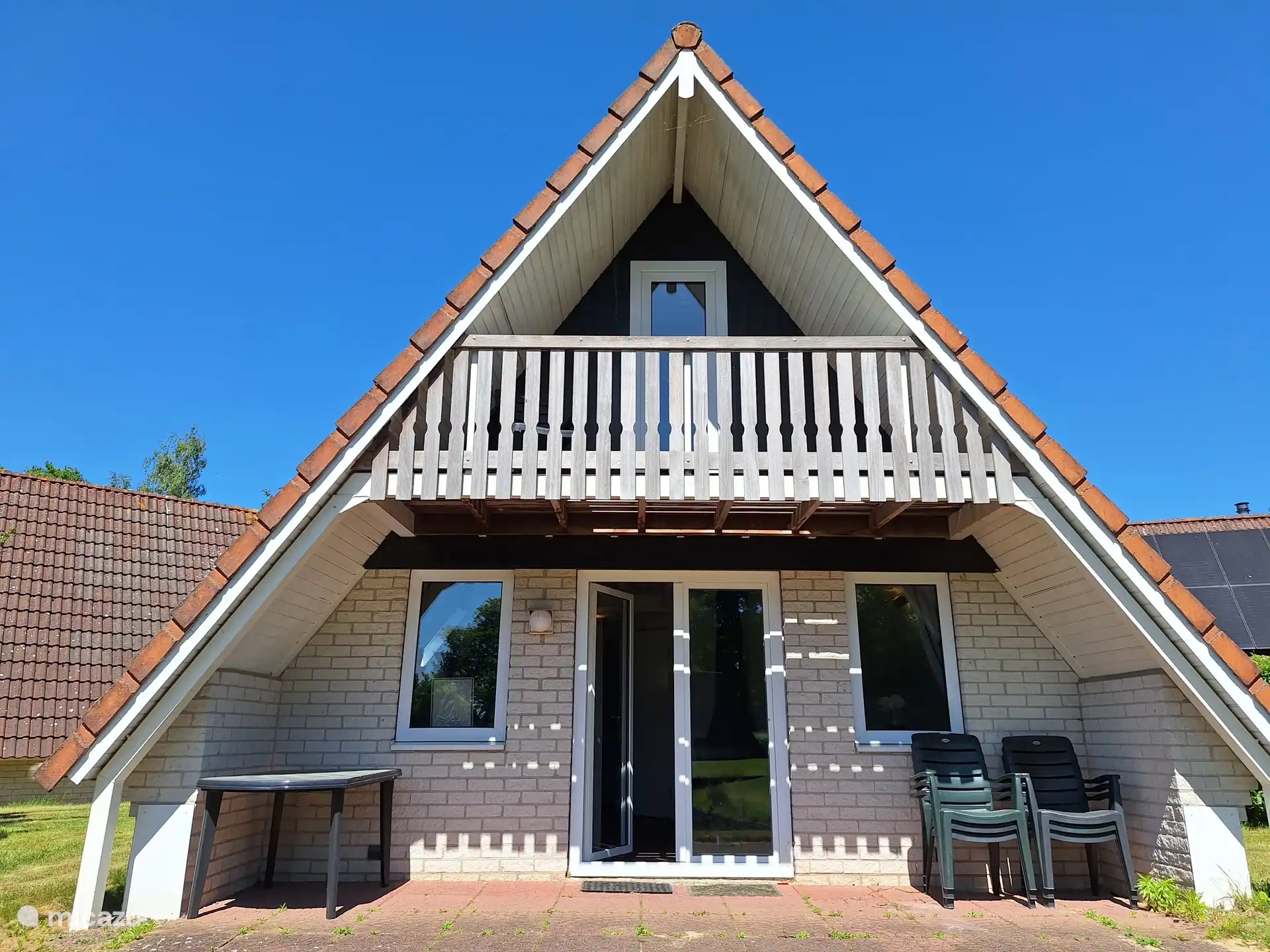 Vue du chalet. Vu de l’étang à poissons.