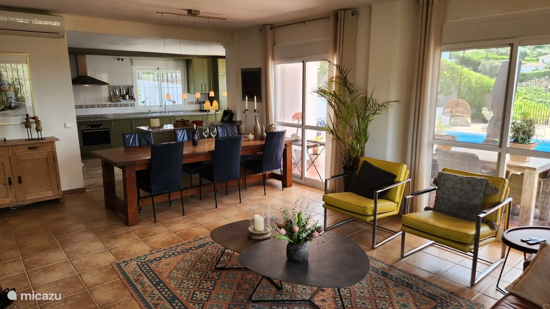 Vue sur la piscine et la cuisine