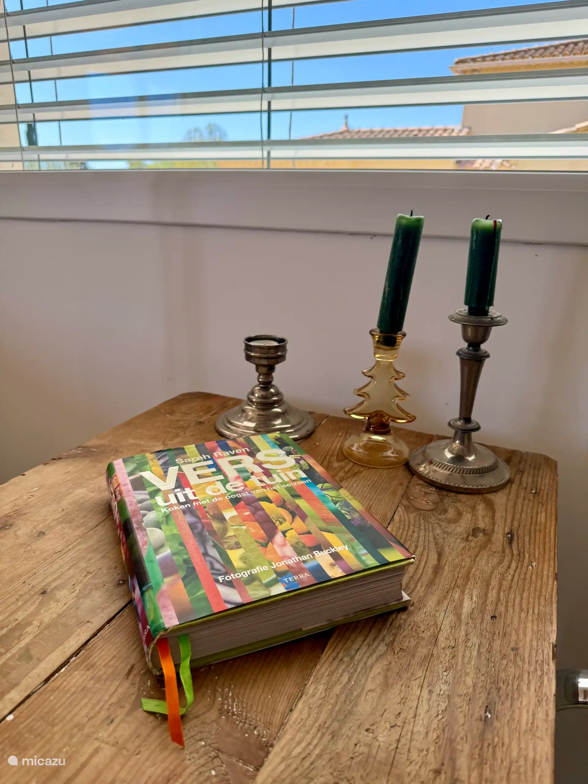 il y a beaucoup de livres de cuisine dans la bibliothèque