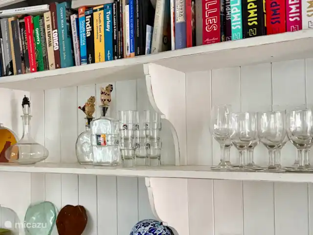 Las cigarras de St-Quentin-la-Poterie en Francia, Gard, Saint-Quentin-la-Poterie - casa vacacional Hermoso mueble / estantería de porcelana calienta el comedor