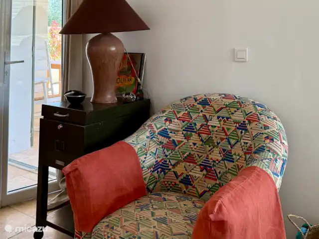 Las cigarras de St-Quentin-la-Poterie en Francia, Gard, Saint-Quentin-la-Poterie - casa vacacional Sillón colorido